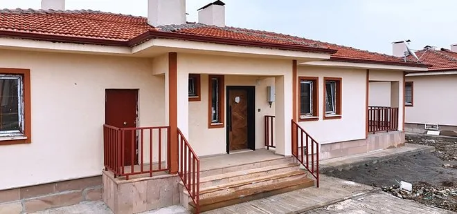 Deprem bölgesinde konutlar yükseliyor! Bakan Kurum: Köy evlerimizi gören hayran kalıyor