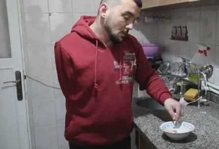 haci-ali-aydarin-basina-gelenler-yurek-sizlatti-camasir-suyu-hayatini-kabusa-cevirdi-1634883208768.jpg Hacı Ali Aydar’ın başına gelenler yürek sızlattı: Çamaşır suyu hayatını kabusa çevirdi - 5