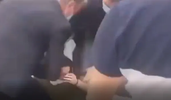 fransada-protestocu-cumhurbaskani-macrona-tokat-atti-1668968281015.jpg Fransa'da protestocu Cumhurbaşkanı Macron'a tokat attı - 2