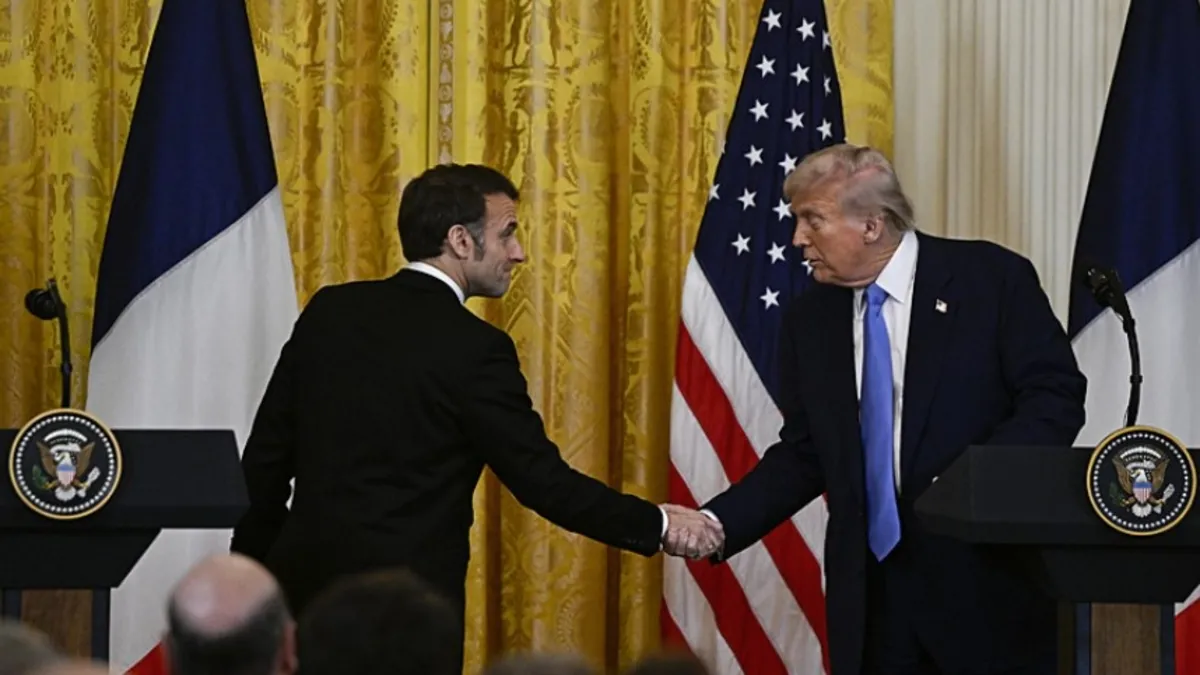 Trump ve Macron görüşmesi bomba etkisi yarattı! İkiliden garip el sıkışması: Macron ip üstünde yürüdü