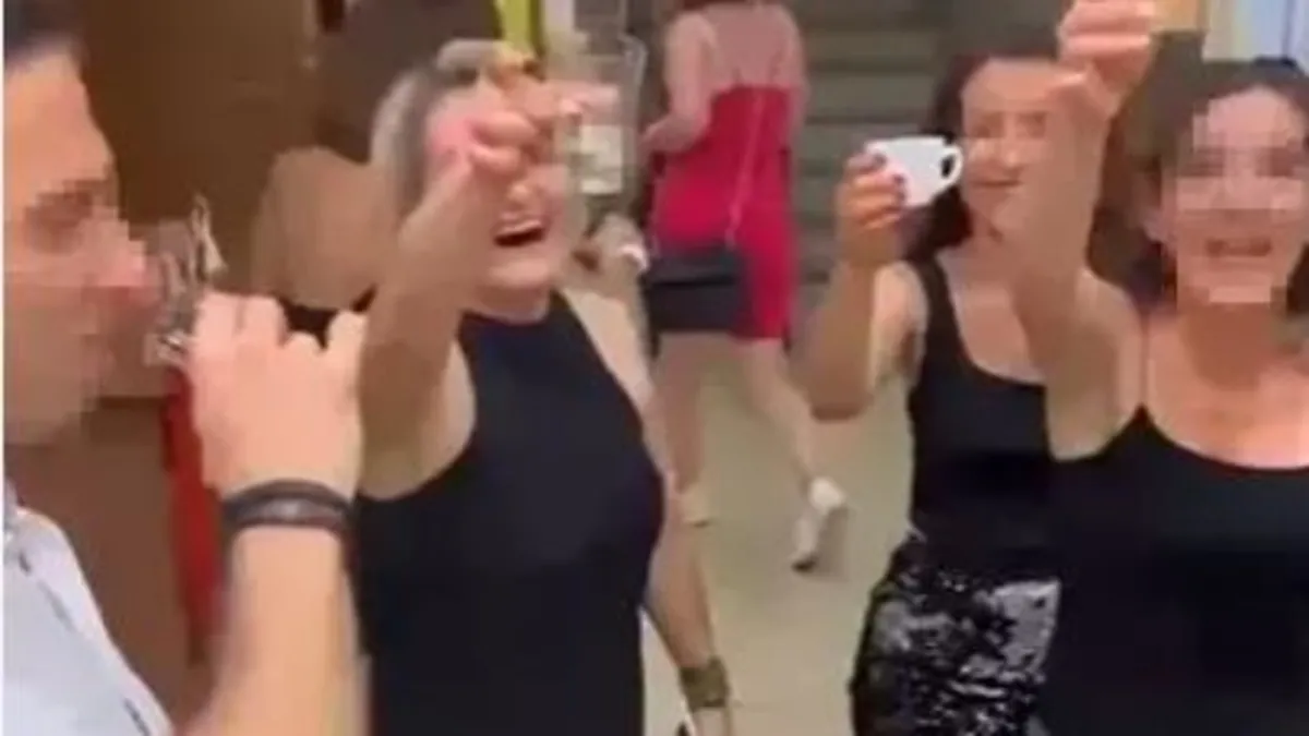 Kadeh kaldırıp şampanya patlatmışlardı! İzmir'deki mezuniyet töreni skandalında yeni gelişme! 10 eğitimci görevden uzaklaştırıldı