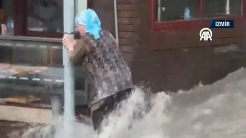 İzmir’de sağanak sonrası su baskını! Ev ile iş yerlerini su bastı, sürücüler zor anlar yaşadı