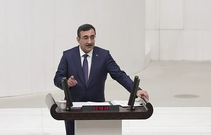 cevdet-yilmaz-enflasyonu-2027de-yeniden-tek-haneli-rakamlara-indirmeyi-hedefliyoruz-1766352877979.jpeg Cumhurbaşkanı Yardımcısı Cevdet Yılmaz (AA)