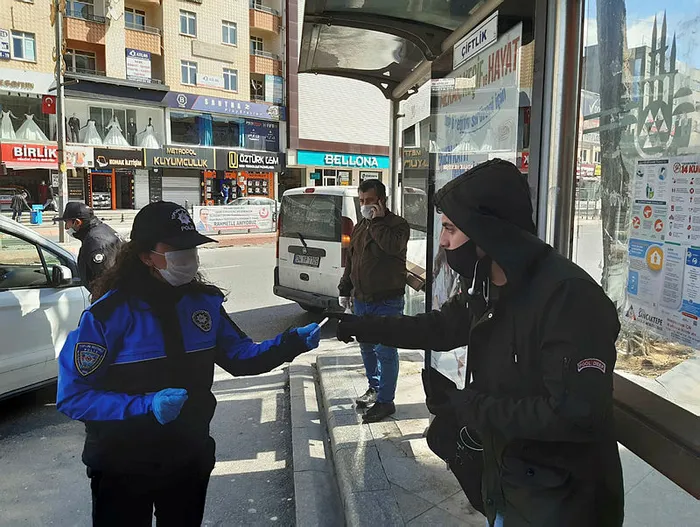 İstanbul'da koronavirüs tedbirlerine uymayan 2 bin 748 kişiye 1 milyon 811 lira ceza kesildi - 2