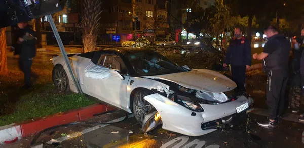 1610829425925.jpg 4 milyon TL'lik otomobil hurdaya döndü! Araçtaki iki kişi yaralandı - 3