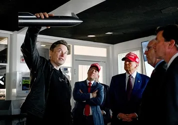 Trump ve Musk Starship roketinin deneme uçuşunu izledi