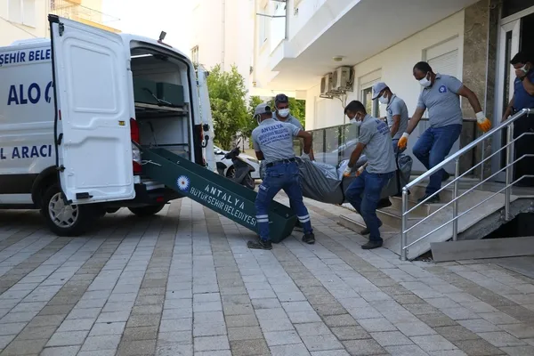 antalyada-dehsete-dusuren-olay-ev-sahibi-kokudan-suphelendi-kiracisi-evinde-olu-bulundu-1658151499393.jpg Antalya’da dehşete düşüren olay! Ev sahibi kokudan şüphelendi, kiracısı evinde ölü bulundu - 1