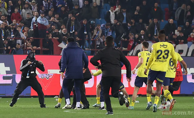Akyazı'da olay var! Maç sonu sahaya giren taraftarlar Fenerbahçeli futbolcular ile kavga etti | Soruşturma başlatıldı 13