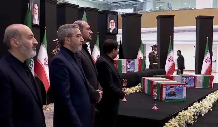 iran-cumhurbaskani-reisiye-son-veda-agitlar-yakarak-gozyaslarina-boguldular-cenaze-namazini-hamaney-kildirdi-1716379364454.jpg İran Cumhurbaşkanı Reisi'ye son veda! Ağıtlar yakarak gözyaşlarına boğuldular! Cevdet Yılmaz ve Hakan Fidan törene katıldı...