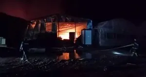 Sera ve yanındaki depo yandı