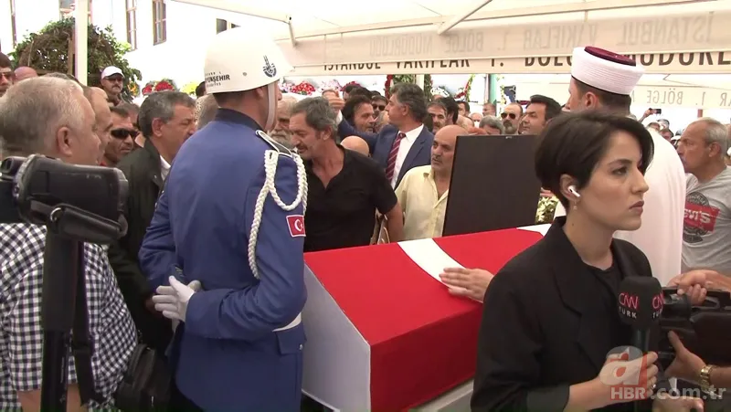 Cüneyt Arkın'ın cenazesinde tepki çeken hareket: "Burası manzara değil" 5