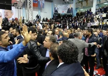 CHP kongresinde yumruklar konuştu