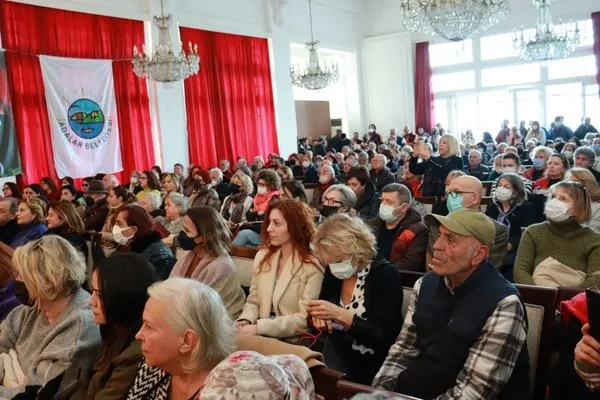 partisini-elestiren-chpli-arif-aydini-susturdular-igneyi-once-kendimize-batirmaliyiz-deyince-ortalik-karisti-1677249469968.jpg