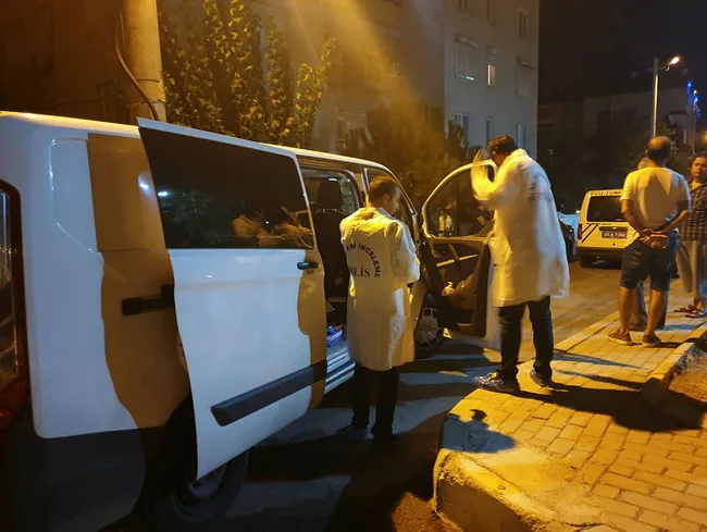İzmir'de şüpheli ölüm! Kötü kokular gelen eve giren polis, cansız bedeni buldu - 2