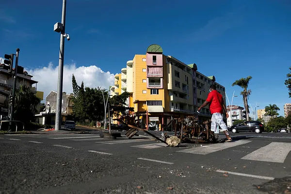 fransanin-guadeloupe-adasinda-sular-durulmuyor-cikan-siddet-olaylarinda-38-kisi-gozaltina-alindi-1637513906233.jpg Fransa'nın Guadeloupe Adası'nda sular durulmuyor! Çıkan şiddet olaylarında 38 kişi gözaltına alındı - 1