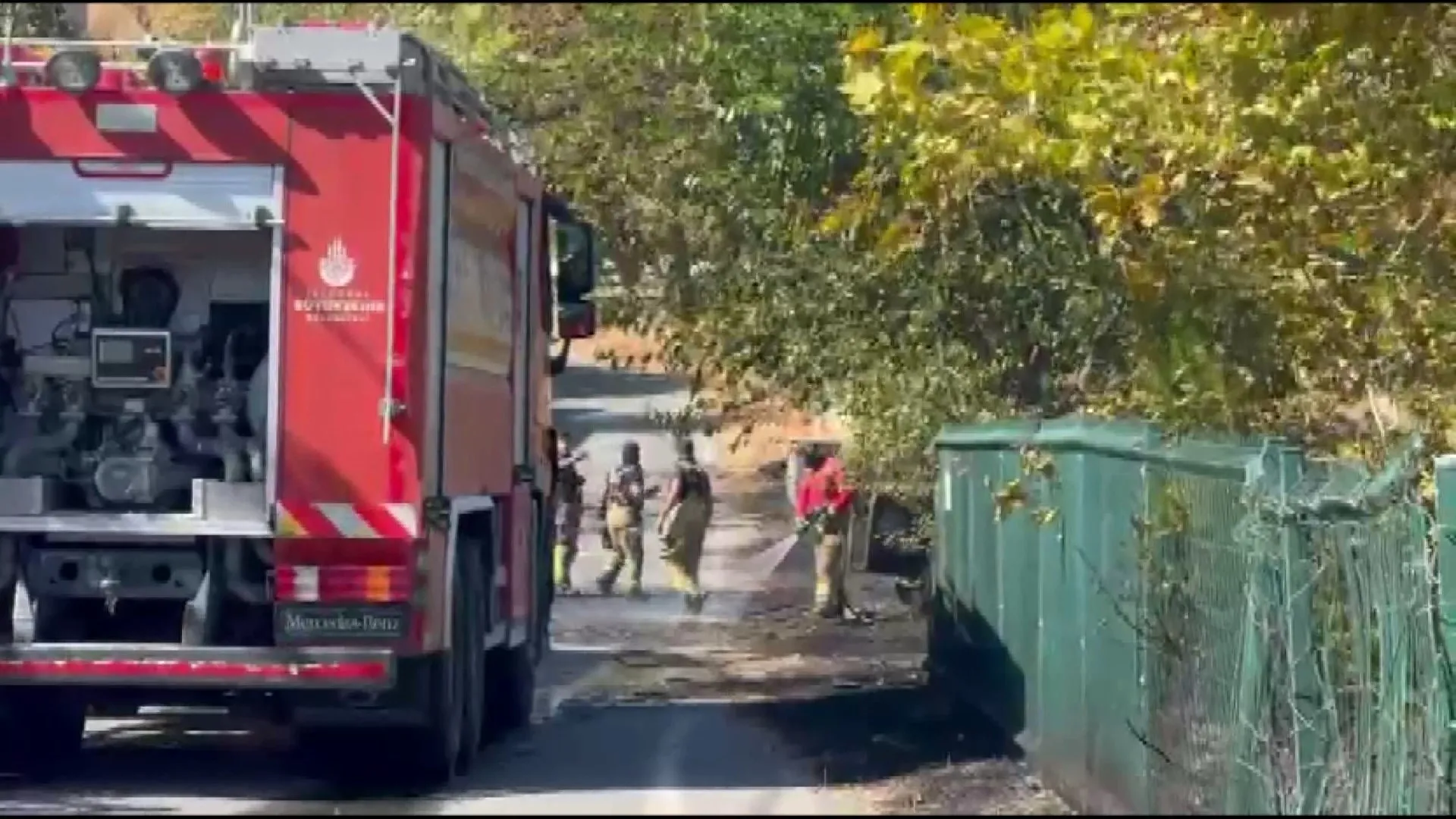 Beylikdüzü Dereağzı Mahallesi'ndeki otluk alan yangını minibüse sıçradı: İtfaiye alevleri söndürdü