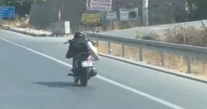 Motosiklet sürücüsünün tehlikeli yolculuğu!