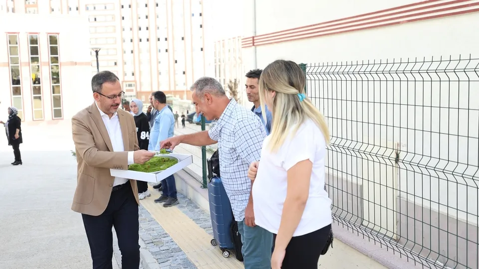Gençlik ve Spor Bakanı Mehmet Muharrem Kasapoğlu'ndan öğrenci ve ailelerine baklava ikramı