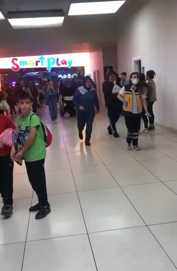 1700077890485.jpg Bursa'da oyun alanında korku dolu anlar! Çocukların bindiği oyuncak devrildi: 5 çocuk yaralandı - 4