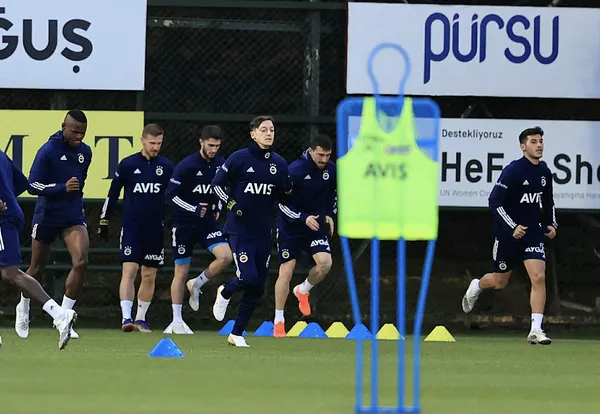 Son dakika: Fenerbahçe'nin yeni transferi Mesut Özil ilk idmanına çıktı - 4