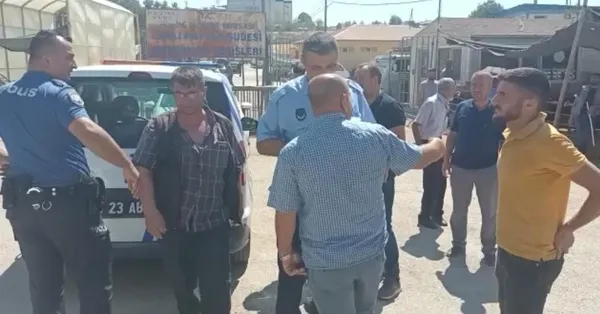 elazigda-kasaplar-bicakla-uzerine-yurudukleri-gazetecileri-dovdu-1657370833805.jpg Elazığ’da kasaplar bıçakla üzerine yürüdükleri gazetecileri dövdü - 4