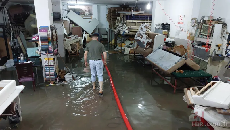 İstanbul'u sağanak vurdu! Yollar göle döndü, araçlar sulara gömüldü | Eminönü'nde dükkanları su bastı | Beykoz'da istinat duvarı çöktü 11