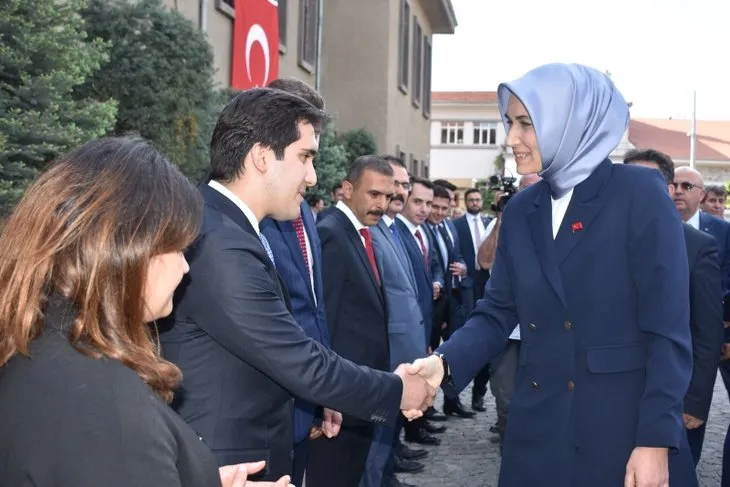 Türkiye’nin ilk başörtülü valisi Kübra Güran Yiğitbaşı görevine başladı! İlk ziyaretini şehit ailesine gerçekleştirdi