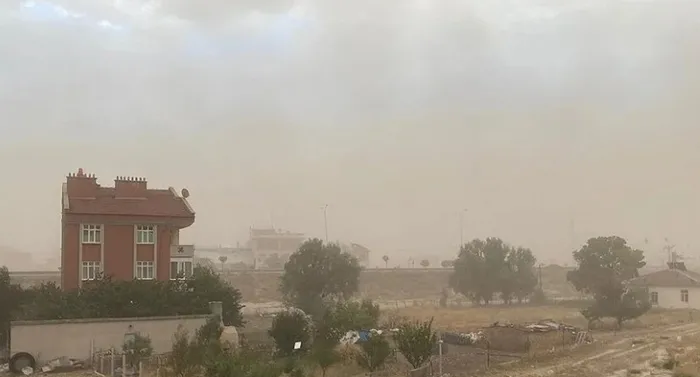 kirmizi-toz-uyarisi-kuzey-afrikadan-yola-cikti-uzmanlar-gun-vererek-uyardi-maske-takin-1711530643237.jpg Kırmızı toz uyarısı! Kuzey Afrika'dan yola çıktı! Uzmanlar gün vererek uyardı: Maske takın... - 2
