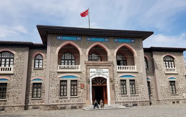 TBMM KPSS’siz kura ile ilkokul mezunu personel alımı başladı! Kadrolar ve başvuru şartları duyuruldu