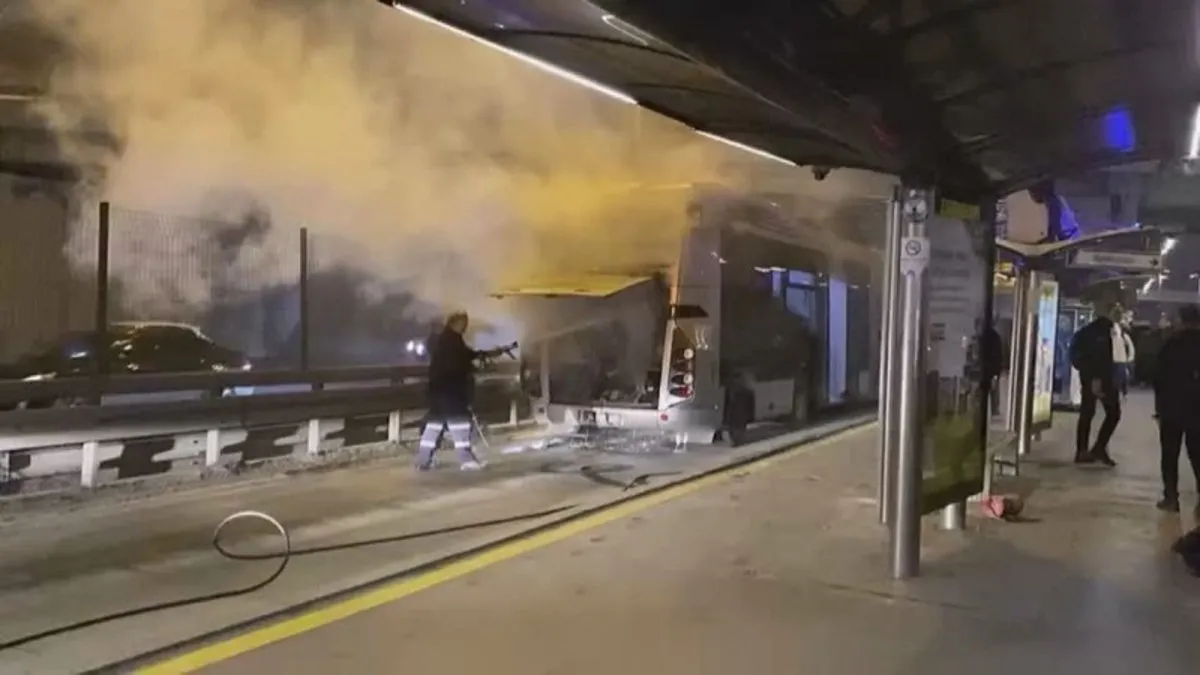Edirnekapı'da metrobüs yangını! Motorundan dumanlar yükseldi