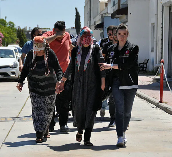 Eşinin vücuduna sardığı esrarla yakalandı! Çocuklarından bile utanmadılar