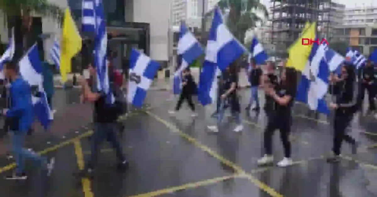 Skandal hareket! Irkçı eylemde KKTC bayrağı yakıldı