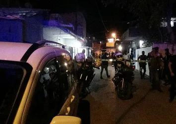 İzmir'de silahlı kavgada bir kişi öldü 5 kişi yaralandı! Hastane önünde sinir krizi geçirdiler