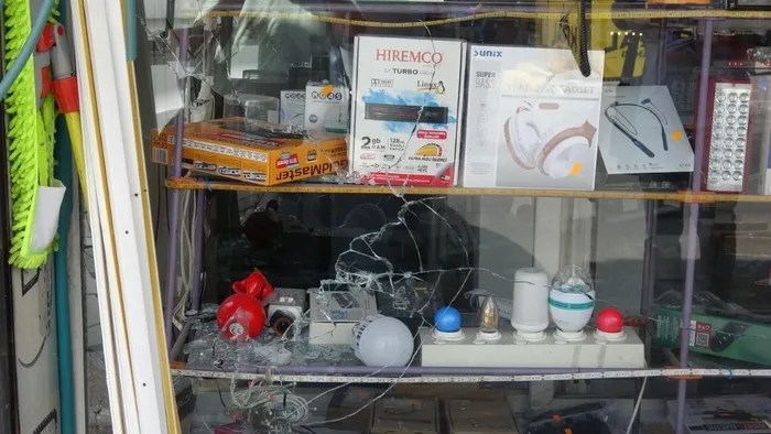 İzmir'de alacaklıların kavgasında silahlar konuştu: 1'i ağır 3 yaralı | Pompalı tüfekli kavga güvenlik kamerasına yansıdı - 5