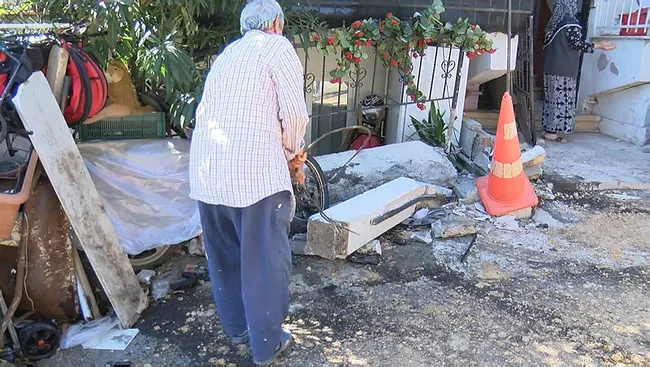 İstanbul'da eşinin baba evini basan koca arabayla bahçe duvarına zarar verdi - 5