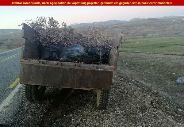 Diyarbakır’da traktörde ağaç dalları arasına gizlenmiş esrar bulundu