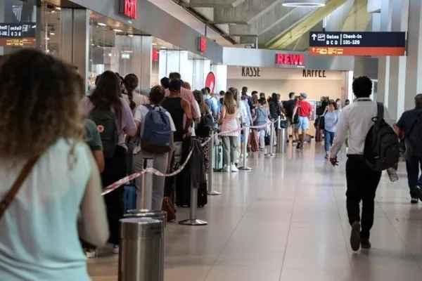 Almanya’da havalimanı krizi büyüyor! Sonu gelmeyen kuyruklarda binlerce insan mağdur