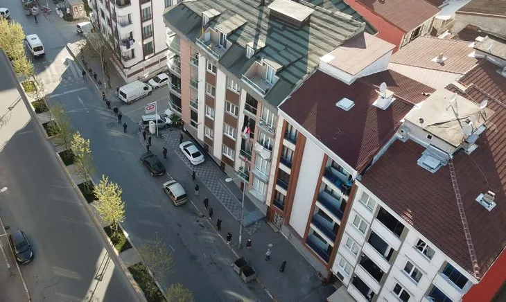 İstanbul'dan dikkat çeken kareler! Sosyal mesafeli pide kuyruğu havadan görüntülendi