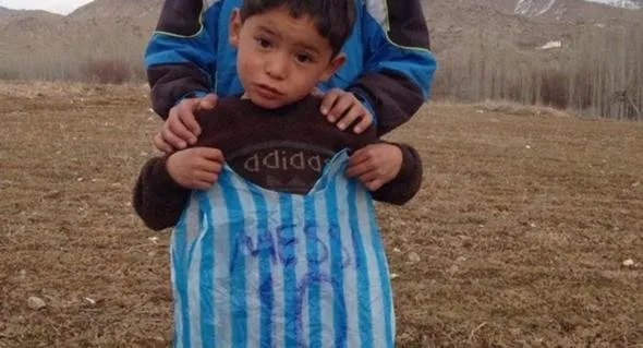 Afgan Messi ve ailesi Taliban tehdidi nedeniyle yaşadıkları kenti terk etti
