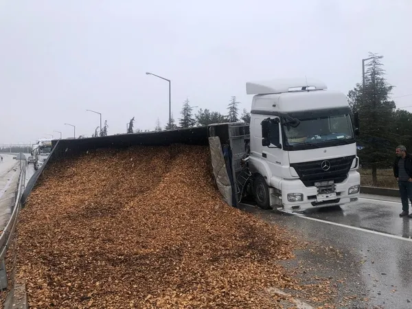 burdurda-trafik-faciasi-tirin-dorsesi-devrildi-cevreyolu-ulasima-kapatildi-1639910061252.jpg Burdur’da trafik faciası! Tırın dorsesi devrildi: Çevreyolu ulaşıma kapatıldı - 2
