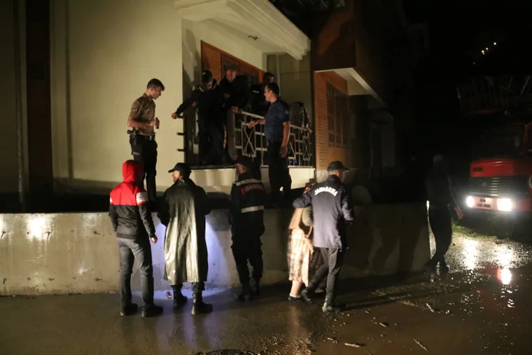 Rize'de şiddetli yağış istinat duvarının çökmesine neden dolu! 20 daireli apartman tahliye edildi - 2