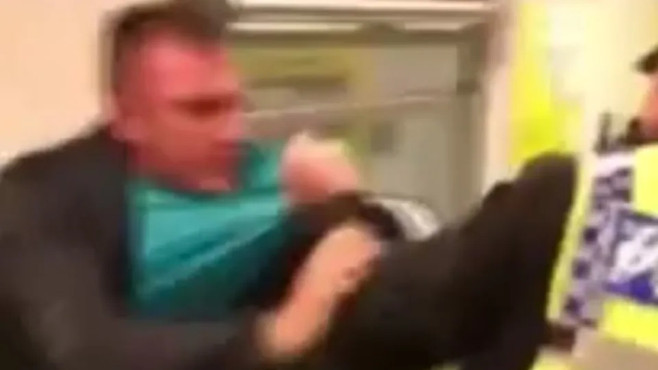 Trende maske kavgası! Yolcuya polis şiddeti