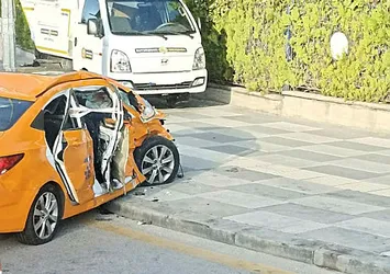 HDP'li vekilleri taşıyan araç taksiyle çarpıştı! Kazada taksici hayatını kaybetti