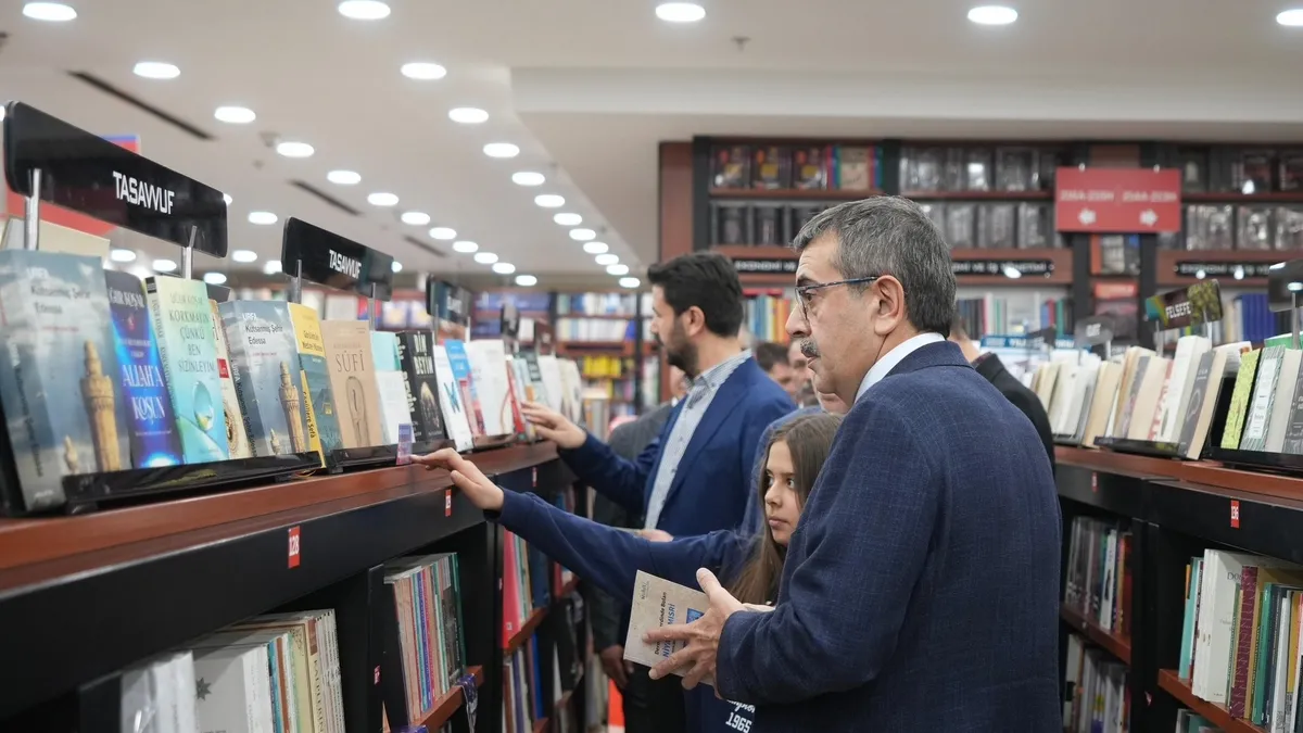 Milli Eğitim Bakanı Yusuf Tekin'den CHP Genel Başkanı Özgür Özel’in hedef gösterdiği D&R’a ziyaret