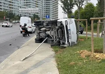 İstanbul'da trafiği aksatan kaza! Otomobilin çarptığı kamyonet yan yattı