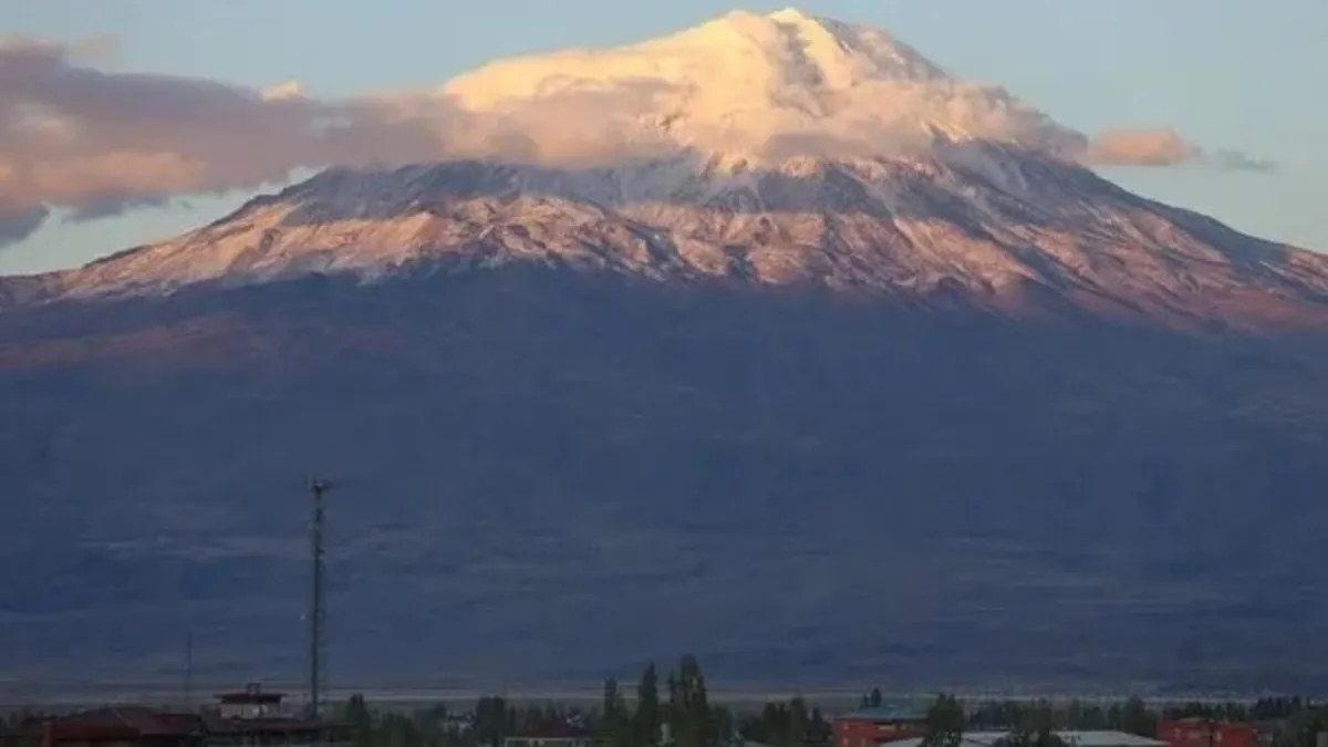 Ağrı Dağı takke buzulu hızla eriyor