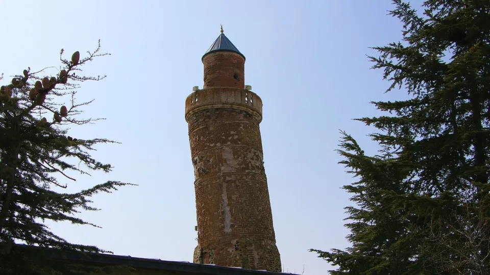 Pisa Kulesi'nden daha eğik! 3 büyük depremde de ayakta kaldı | 870 yıllık tarihi var