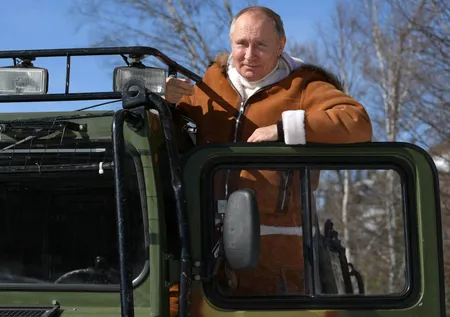 Putin hafta sonunu Sibirya'da geçirdi! Arazi aracı kullandı