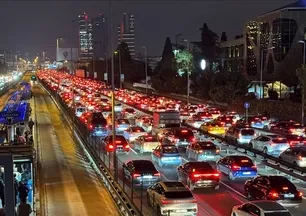 İstanbul'da trafik kilit! Yoğunluk yüzde 90'a ulaştı | İşte alternatif güzergahlar...