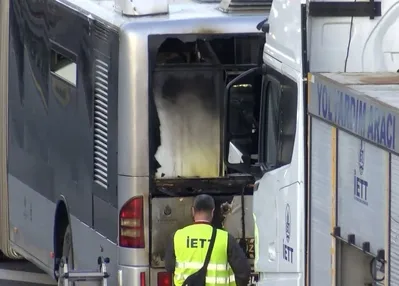 Metrobüste çıkan yangın söndürüldü
